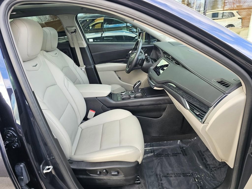 2022 Cadillac XT4 Premium Luxury