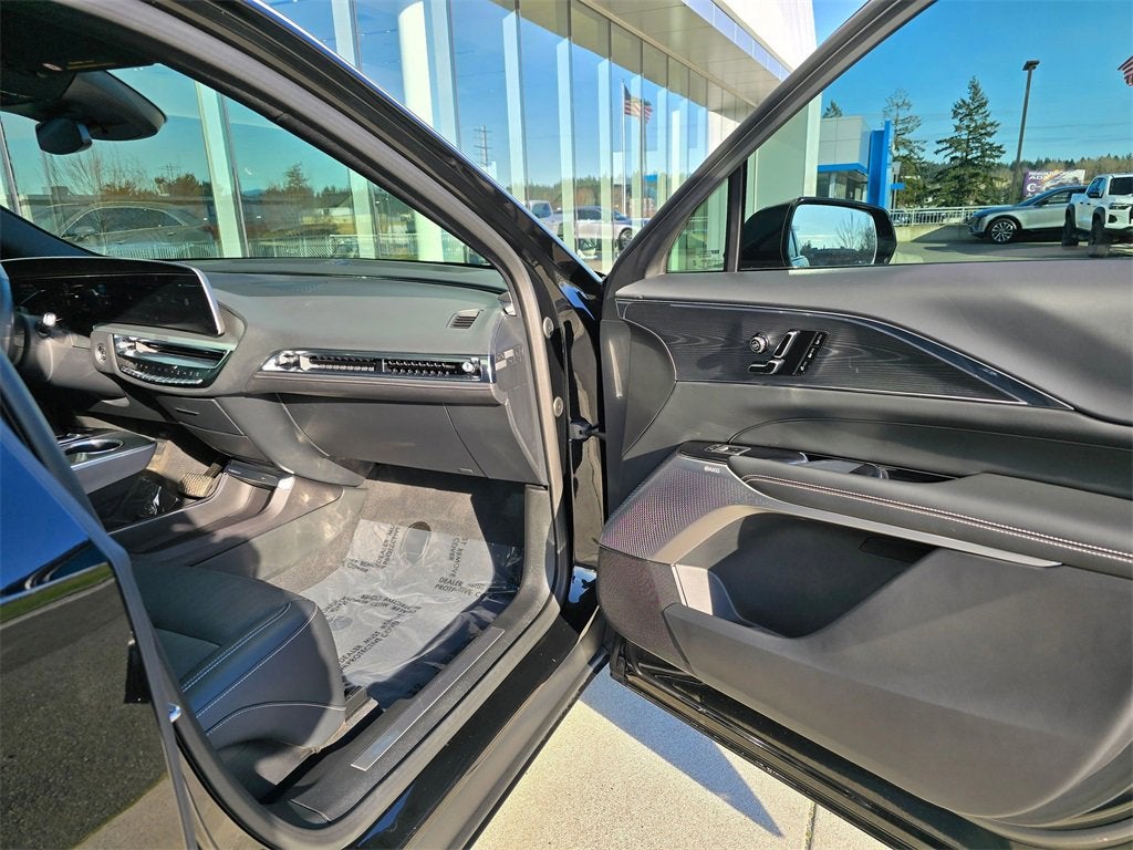 2024 Cadillac LYRIQ Luxury 2