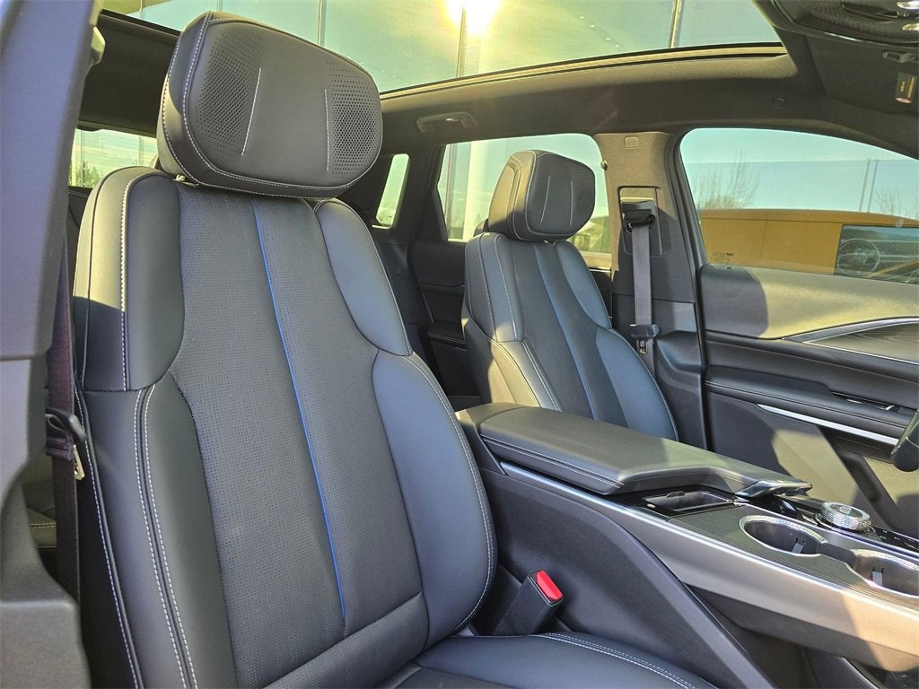 2024 Cadillac LYRIQ Luxury 2