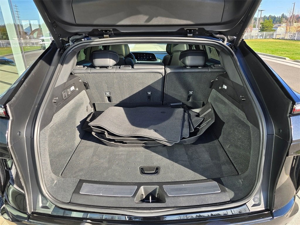 2024 Cadillac LYRIQ Luxury 2