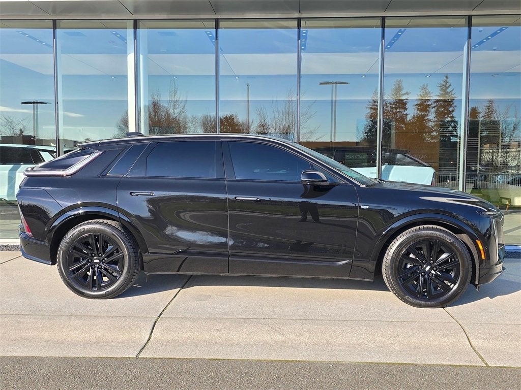 2024 Cadillac LYRIQ Luxury 2